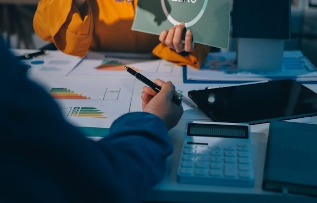 Exibição de governança social ambiental ESG em laptop em empresa ecologicamente correta, reunida com empresários que implementam proteção ambiental para uma ecologia futura limpa e sustentável Pioneiro