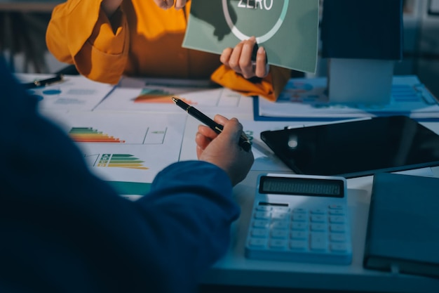 Exibição de governança social ambiental ESG em laptop em empresa ecologicamente correta, reunida com empresários que implementam proteção ambiental para uma ecologia futura limpa e sustentável Pioneiro